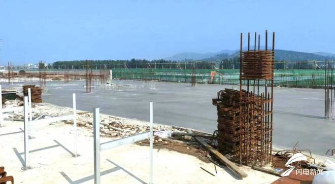 嚴把施工質量關 蘭陵縣公益農產品批發市場二期順利封頂
